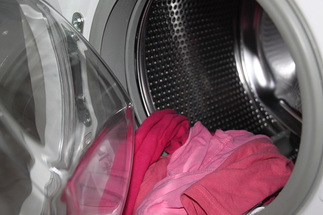 růžové prádlo v pračce